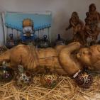 التحف الخشبية تزين أجواء اعياد الميلاد في بيت لحم