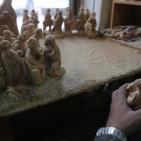 التحف الخشبية تزين أجواء اعياد الميلاد في بيت لحم
