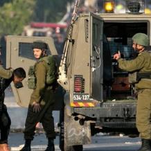 الاحتلال يعتقل ثلاثة مواطنين ويعتدي على أحدهم جنوب نابلس