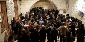 مئات المستوطنين يقتحمون قبر يوسف