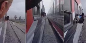 فيديو: حصان ينجو بأعجوبة في مصر من بين قطارين