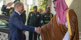المستشار الألماني يبدأ جولته الخليجية بزيارة السعودية