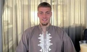 فيديو: لاعب هولندي يرتل القرآن بصوت مميز في الملعب