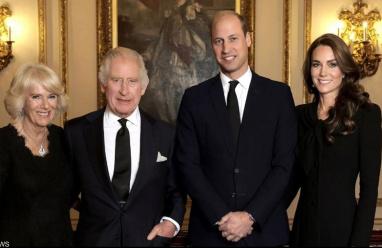 أول صورة رسمية لملك بريطانيا وعائلته