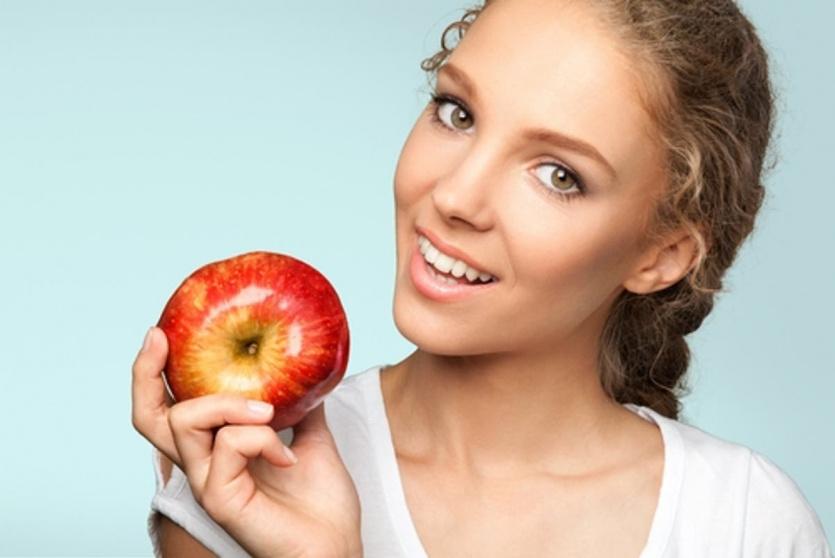 كيف يؤثر تناول ثلاث تفاحات في اليوم على الجسم؟