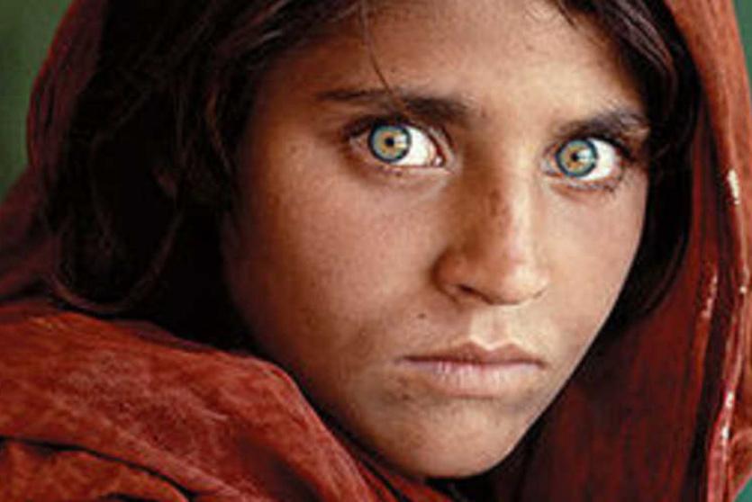 الطفلة الأفغانية “شربات جولا”