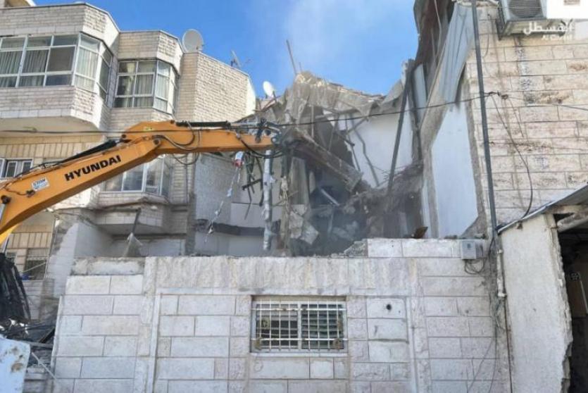 الاحتلال يهدم جدارا استناديا في قرية الولجة شمال بيت لحم