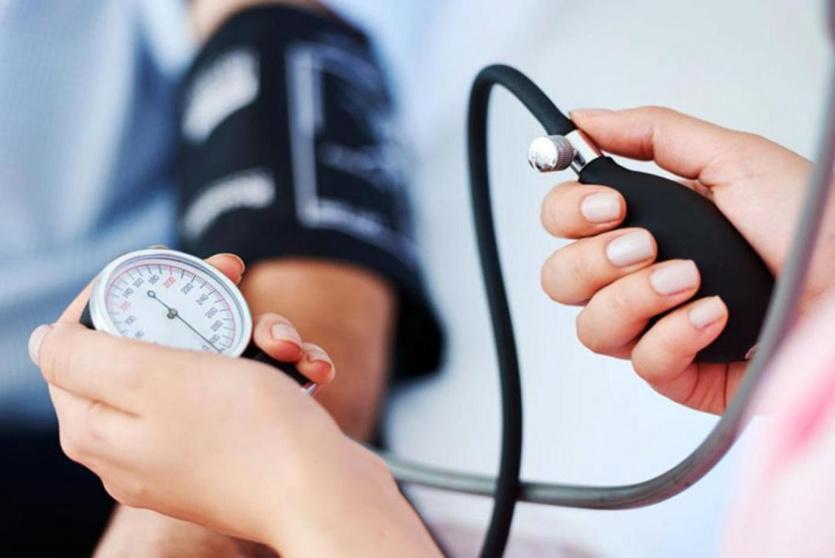 فحص ضغط الدم يجب أن يتم على الذراعين.