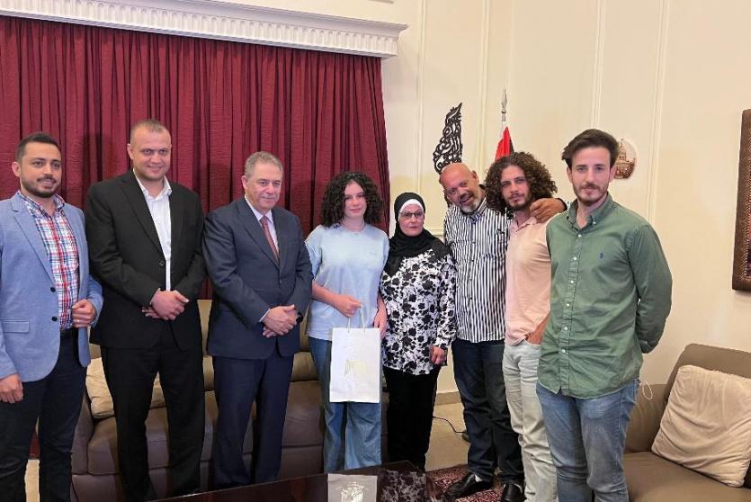 السفير دبور يستقبل الطالبة الفلسطينية لين القاسم